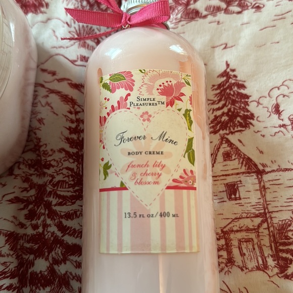 Lotion and candle bundle - Picture 4 of 9